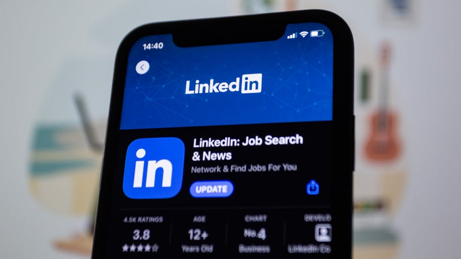 Tech News Breakdown: analysts review the week’s updates, explaining impacts for users and businesses in a briefing room.