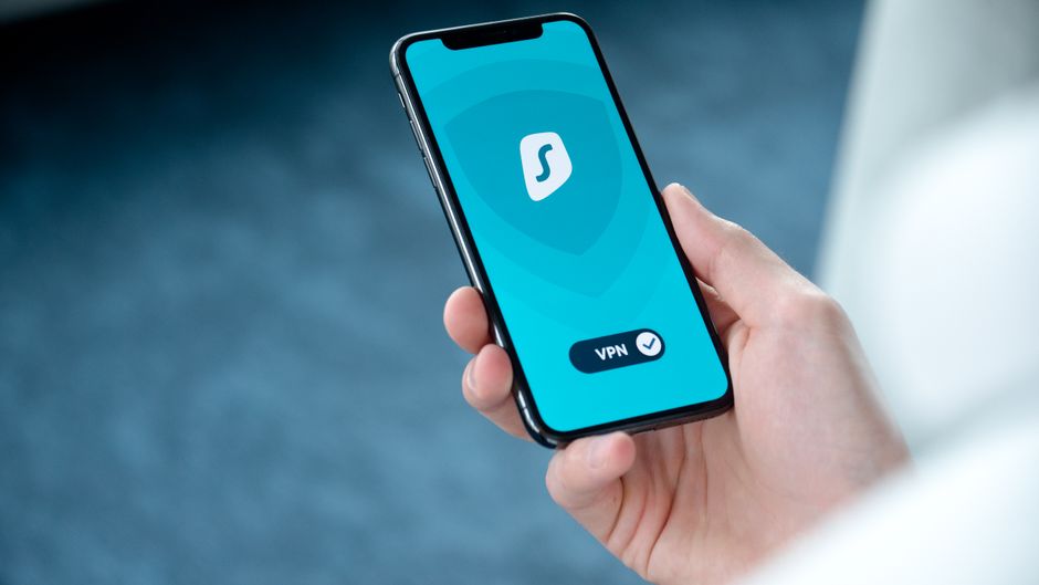 iPhone vs Android Security: A Practical Comparison of Updates, Permissions, and Privacy Controls